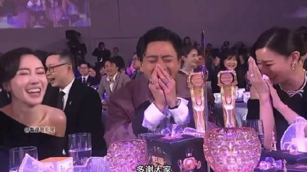 我不行了，19岁少女勇闯颁奖典礼，佘诗曼黄宗泽李施嬅在台下快笑疯了