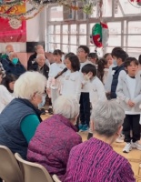 陈小春晒小儿子义工日常 养老院献唱老人超暖心