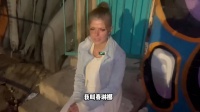 美国街头遇到气质女流浪汉，曾经是名护士，颜值堪比芭比娃娃