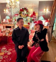 63岁梁朝伟和老婆刘嘉玲在香港家里庆祝元旦，家里布置得红红火火