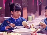 女孩来亲戚家寄住，表面乖巧懂事，背地里跑厨房各种偷吃