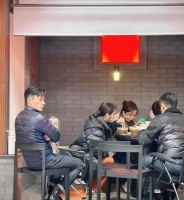 霍建华和朋友在北京聚餐，他穿牛仔裤皮靴，侧脸太有那个“霸总”的感觉了