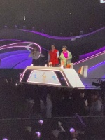 每次导师们出场 华晨宇都是扶着殷秀梅老师的 真的是很好的花花啊！ 声鸣远扬