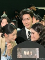 星光大赏最搞笑的一幕诞生了，周也王玉雯隔着陈星旭大聊，让男方尴尬不已