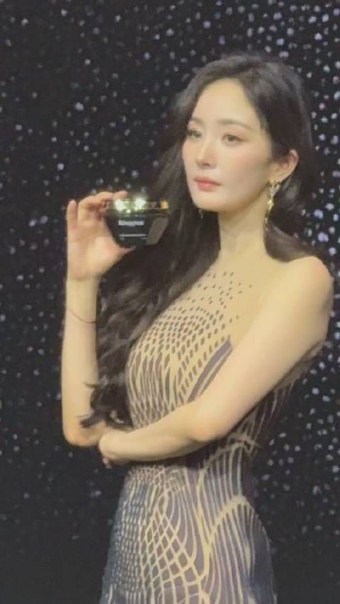 杨幂2025年的第一套高定，幂姐腰臀比好绝