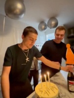 甜茶30岁生日视频曝光，吹蜡烛后主动糊脸蛋糕