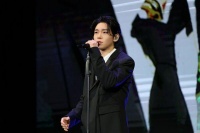 福利天花板！EXO CHEN来台「1对1自拍」逾千人　冲下台合唱歌迷