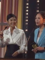 米雪陈松伶颁奖tvb万千星辉，香港女星太会保养了，特别是米雪还是很美啊！