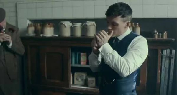 基里安·墨菲拍《浴血黑帮》每季抽3000支玫瑰烟