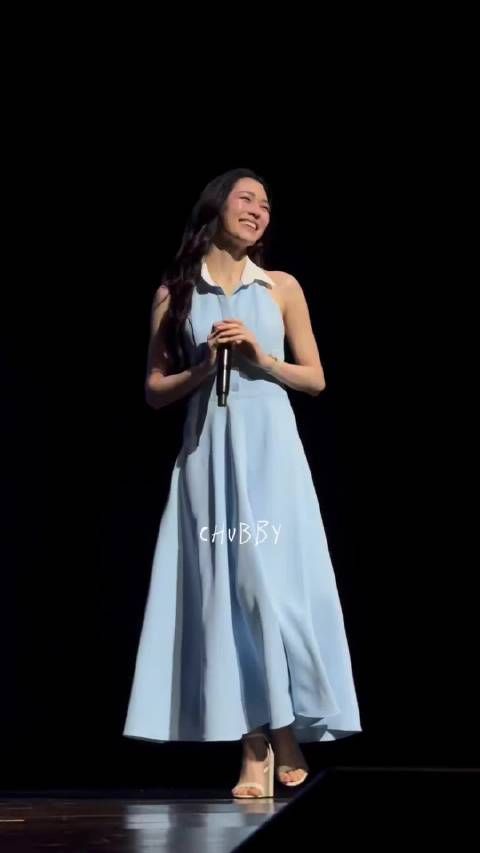 有一种熟人在做作的感觉