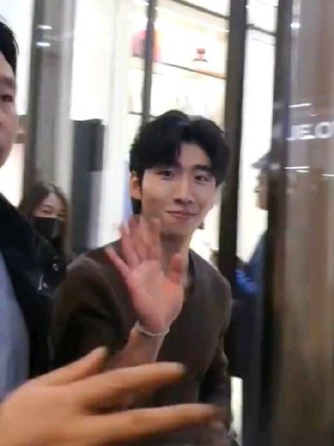 对视挥手 小红书:苞米