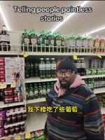 大叔耐心倾听路人倾诉生活琐事