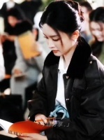 李沁黑外套白衬衫造型优雅知性