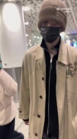 陈哲远风衣冷帽现身机场归国