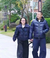 谁懂！李亚鹏牵朱春燕的手在小区散步，这满屏的幸福感藏都藏不住