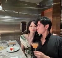 陈乔恩全家聚餐，Alan蹲地给岳父母拍照，这才是“好女婿天花板”