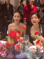 陈妍希颖儿同框出席品牌晚宴，男粉丝称赞狙击蝴蝶造型