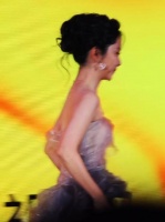 谭松韵舞台绽放光彩，温柔才华令人沉醉