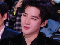 谁能扛住老王哥这深情的狗勾眼啊