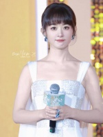 赵丽颖齐刘海造型亮相小城大事见面会