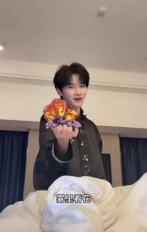 余宇涵直播调侃时代峰峻特效,朱志鑫张泽禹张极舞台引热议