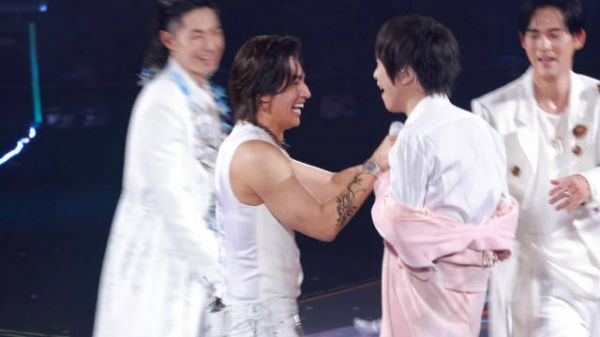 陈信宏成都D2演唱会叮嘱粉丝注意安全