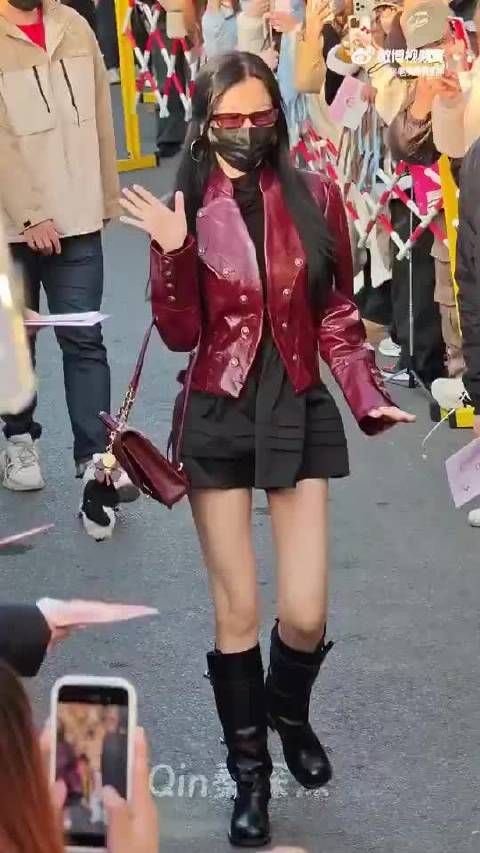 虞书欣横店路透!秒变秀场,来康康状态如何?