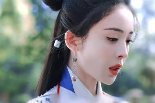 娜扎演绎大小姐美飒爽，眼神行动诠释满分权威感