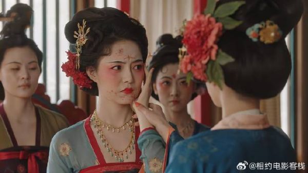 舞姬脸上过敏长痘，牡丹检查妆粉后，秒懂其中原因！