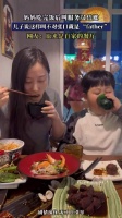 妈妈吃完饭后叫服务员结账，儿子说这样叫不对张口就是 “father”