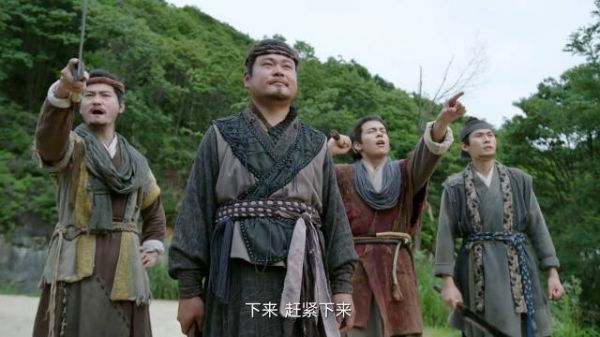 赴山海：萧秋水出手收拾劫匪，拿刀挨个儿打脸，唐方追来最后补刀！