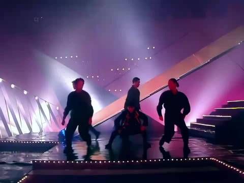 那一年他们风华正茂：阿日阿月来啦，舞的风格好似郭天王和小旋风