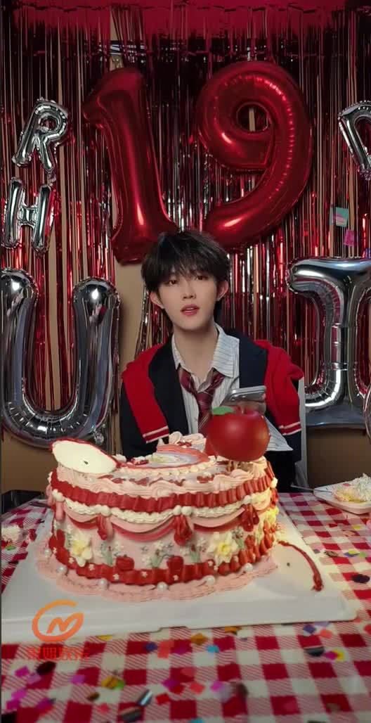 苏新皓生日直播变点歌KTV，清唱一天一天获赞