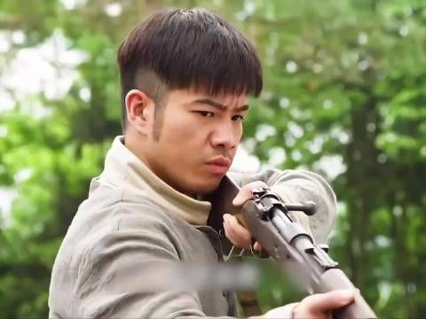 男人反应迅速成功干掉两名敌人!