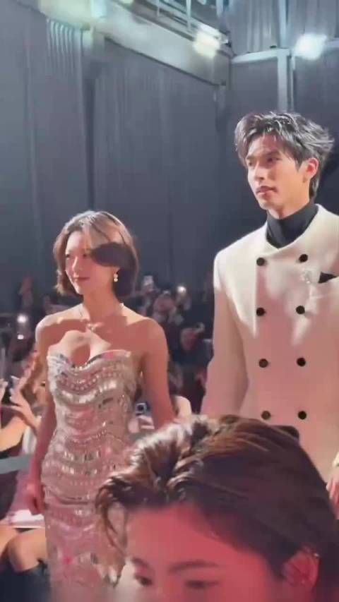 宋威龙赵今麦牵手红毯出席娇兰活动