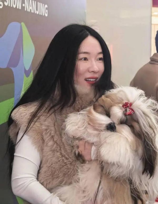 霍思燕抱着宠物狗合影。