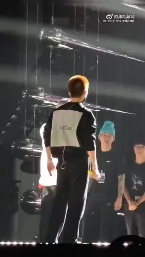 论彩寸和小猫的相似度,很好rua的样子