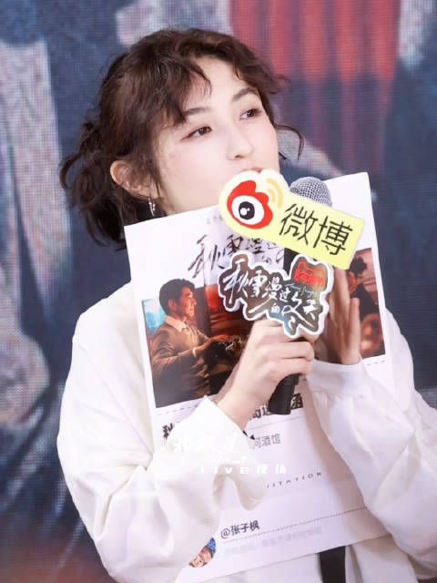 太有活力了这个张子枫就这样可可爱爱抱着板子鼓掌