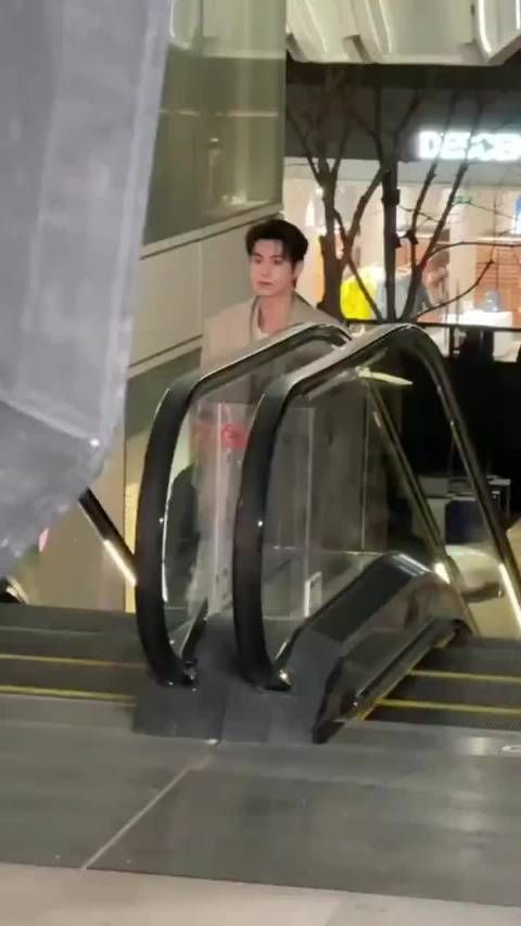 王鹤棣LV活动，电梯战神来的