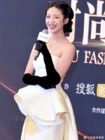 好美，向涵之红毯造型好像白巧克力，网友：总能看到汤唯的影子