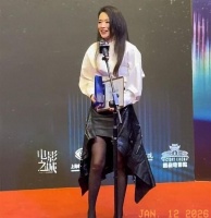 舒淇皮衣改短裙领奖！49岁穿白衬衫的松弛感太妙了