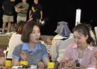 40岁王丽坤浙江苍南街头吃大排档，巴掌脸天鹅颈状态像少女，状态差距引争议