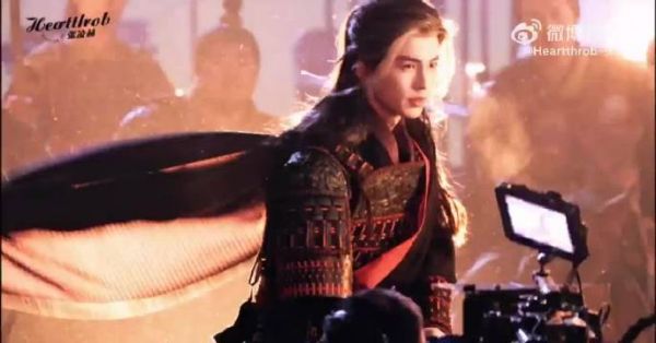 张凌赫白发盔甲身骑战马造型曝光