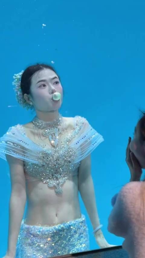 在水里能睁眼睛游玩就很厉害了，还能吹泡泡糖 美人鱼优雅又漂亮 高手在民间