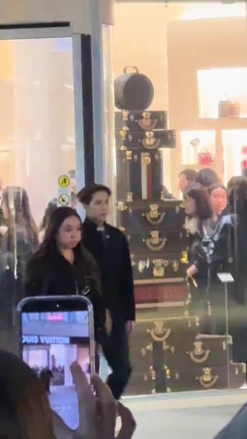 王嘉尔穿LV展现顶奢气场,骨相优越贵气十足