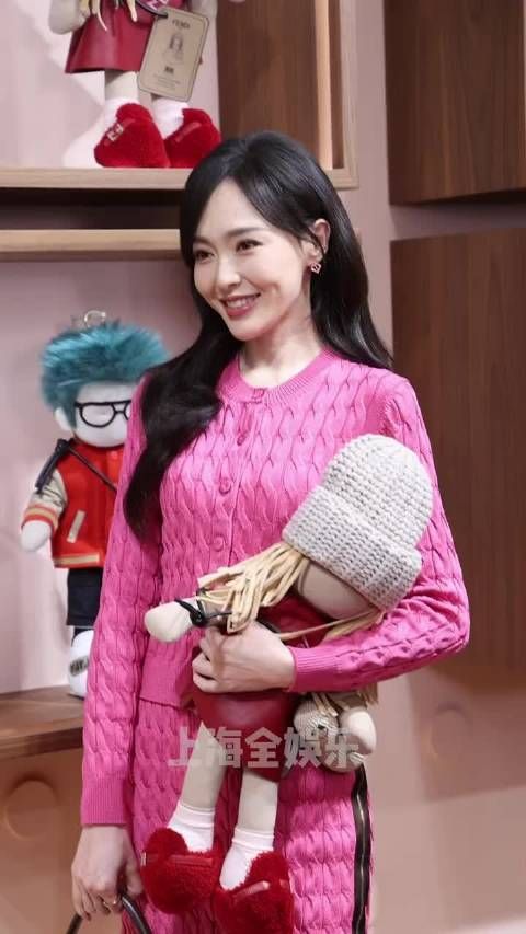 唐嫣 今日活动路透，笑起来的瞬间好美，你喜欢她吗？