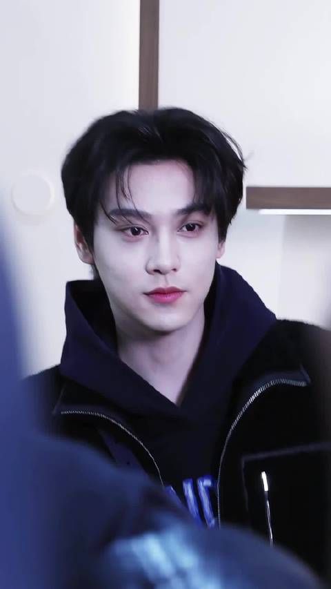 田栩宁出席FENDI上海快闪活动嚼口香糖