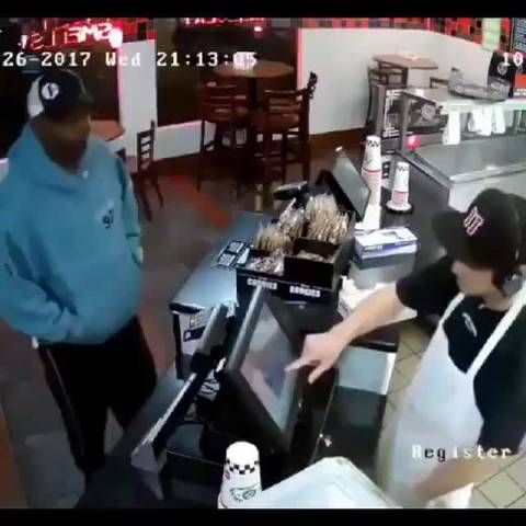 美国日常，黑蜀黍来零元购，不稀奇，但这位收银小哥淡定到了这个程度，少见