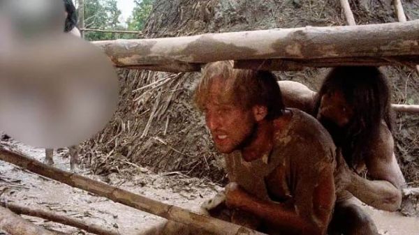 几个年轻人来亚马逊丛林寻找食人族，却没想到被食人族残忍生吃！