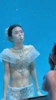 在水里能睁眼睛游玩就很厉害了，还能吹泡泡糖 美人鱼优雅又漂亮 高手在民间